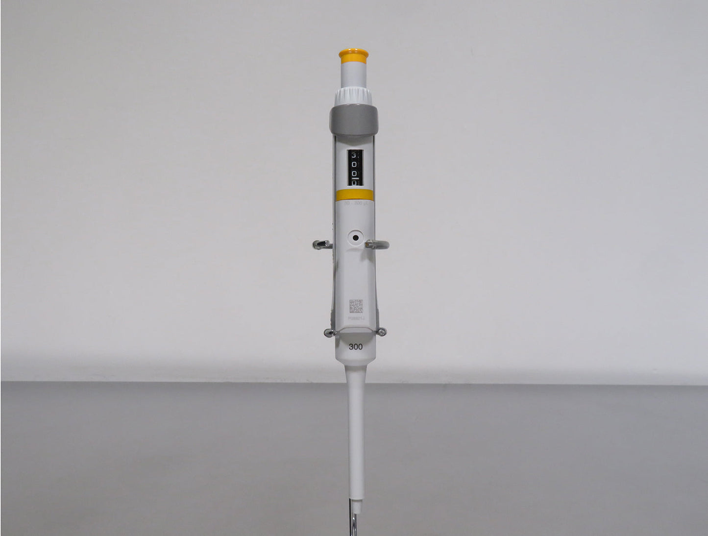 Eppendorf Research Plus Pipette, 30 to 300uL