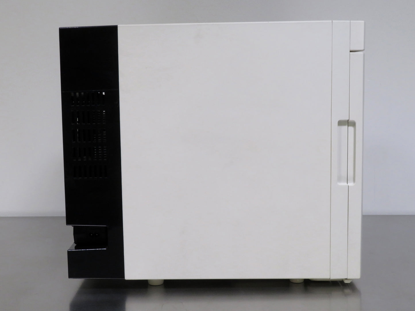 Thermo Scientific Heratherm IMC 18 Compact Microbiological Incubator