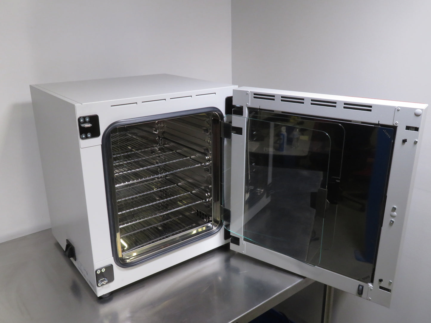Binder BD56 Avantgarde Gravity Convection Incubator, Cat #: 9010-0324